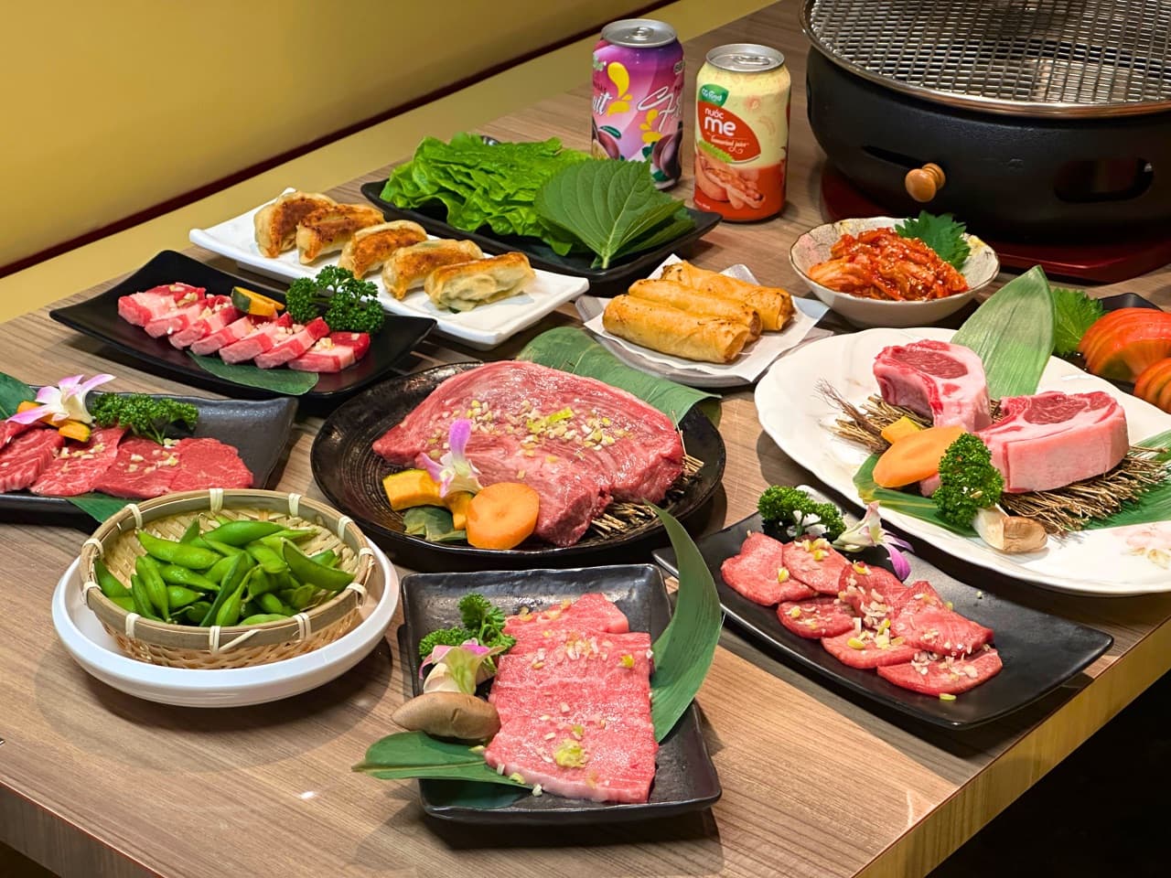 炭火焼肉のテーブル